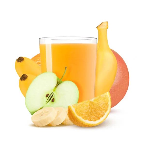 Απομονωμένη ποτό. Ποτήρι φρέσκους χυμούς εσπεριδοειδών και κομμένα φρούτα που απομονώνονται σε λευκό φόντο — Φωτογραφία Αρχείου
