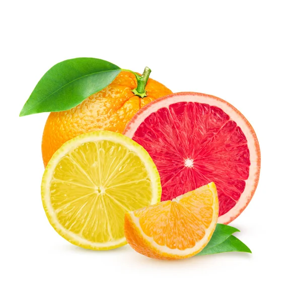Citrinos isolados. Pedaços de limão, toranja rosa e laranja isolados sobre fundo branco — Fotografia de Stock