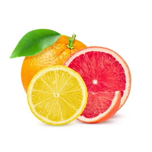 Isolierte Zitrusfrüchte. Zitronenstückchen, rosa Grapefruit und Orange isoliert auf weißem Hintergrund — Stockfoto