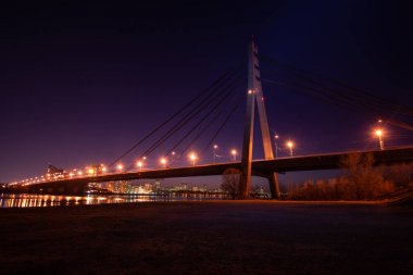 Gece şehir. Güzel parlayan köprü Nehri