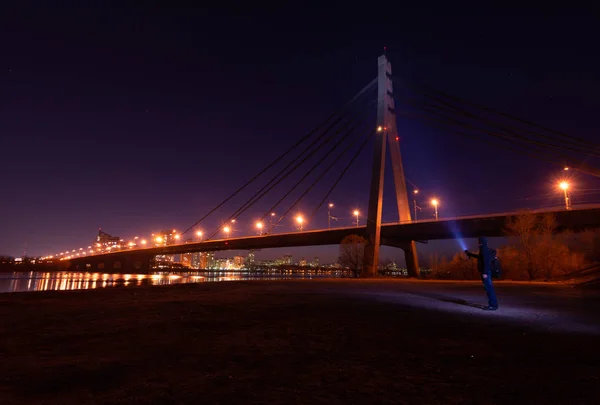 Ciudad nocturna. Hermoso puente brillante sobre el río — Foto de Stock