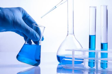 Laboratuvar bilim laboratuarında test tüpleri ile çalışma