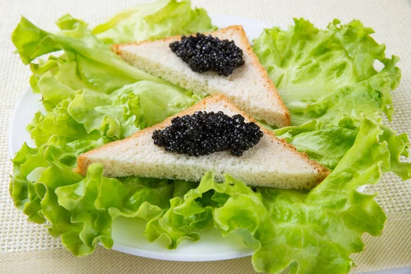 Sanduíches com caviar preto. alimentos saudáveis — Fotografia de Stock