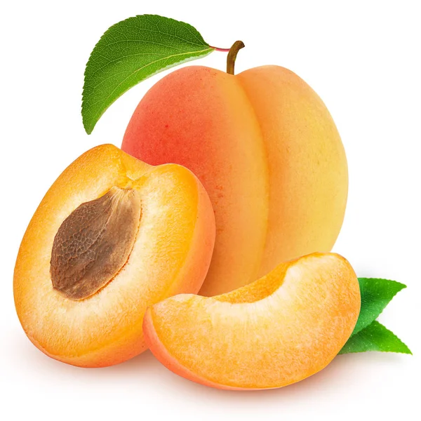 Abricot isolé. Fruits d'abricot frais coupés isolés sur fond blanc, avec chemin de coupe — Photo