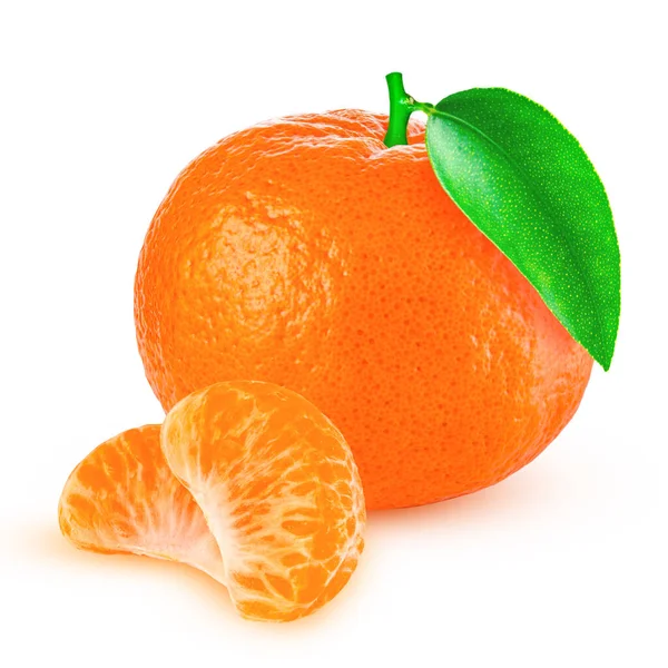 Mandarina fresca com folha isolada em branco — Fotografia de Stock