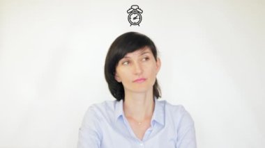 genç kadın beyaz bir arka planda verimlilik hakkında düşünme