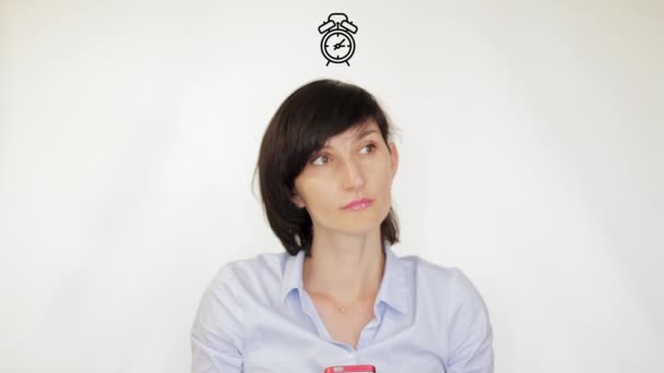 Молодая женщина думает о производительности на белом фоне — стоковое видео