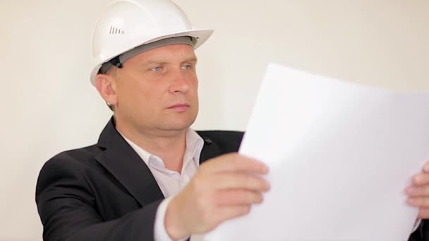 De ingenieur-Builder denkt over het Object op witte achtergrond — Stockvideo