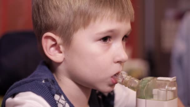 儿童男孩与吸入器 — 图库视频影像