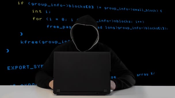 Hacker i svart huva med en bärbar dator — Stockvideo