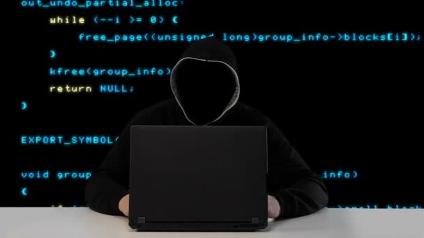 Hacker fekete kapucnis a laptop — Stock videók