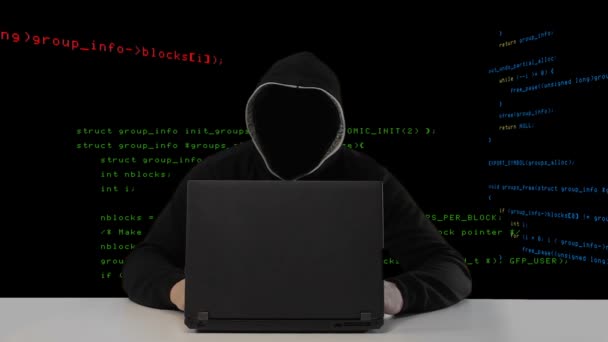 Hacker v černé kápi s přenosným počítačem — Stock video