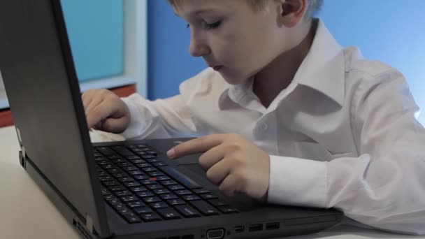 Jongen leert om te typen op de laptop in huis — Stockvideo