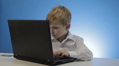 Ev içinde belgili tanımlık laptop yazmak çocuk öğrenir