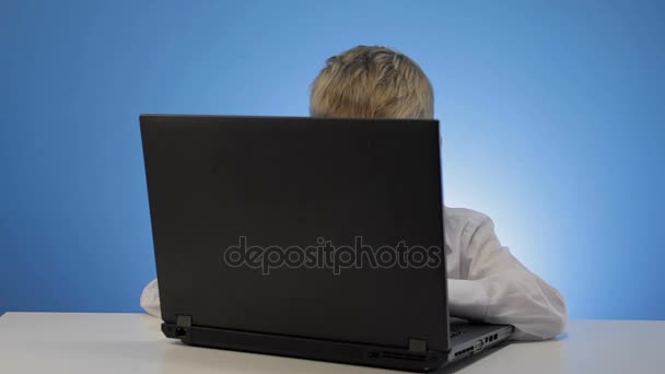 Menino aprende a digitar no laptop em casa — Vídeo de Stock