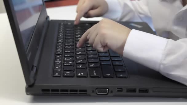 Menino aprende a digitar no laptop em casa — Vídeo de Stock