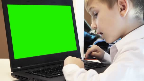 Il ragazzo impara a digitare sul computer portatile in casa — Video Stock