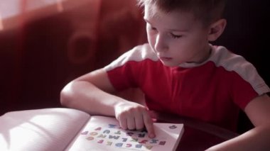 Bir çocuk evde okumayı öğrenir