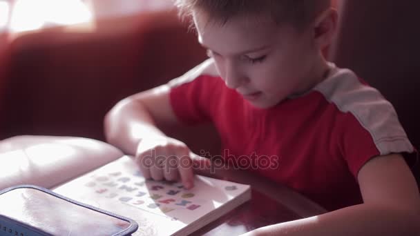 Ребенок учится читать дома — стоковое видео