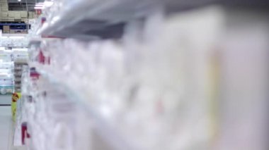 Perspektif boyunca satış raflar