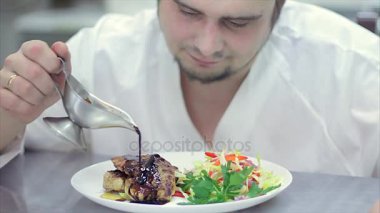 Bir lezzetli gurme yemek rötuşları restoran ya da otel mutfak, müşteriye hizmet için hazır Şef tarafından verilmektedir. Ağır çekim