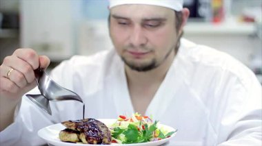 Bir lezzetli gurme yemek rötuşları restoran ya da otel mutfak, müşteriye hizmet için hazır Şef tarafından verilmektedir. Ağır çekim