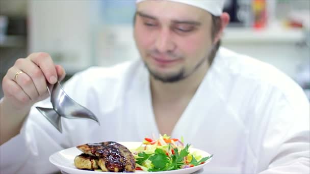 En utsökt gourmetmåltid ges finputsning av köksmästaren i en restaurang eller ett hotell kök, redo för service till kunden. Slow motion — Stockvideo