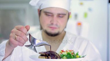 Bir lezzetli gurme yemek rötuşları restoran ya da otel mutfak, müşteriye hizmet için hazır Şef tarafından verilmektedir. Ağır çekim