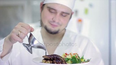 Bir lezzetli gurme yemek rötuşları restoran ya da otel mutfak, müşteriye hizmet için hazır Şef tarafından verilmektedir. Ağır çekim