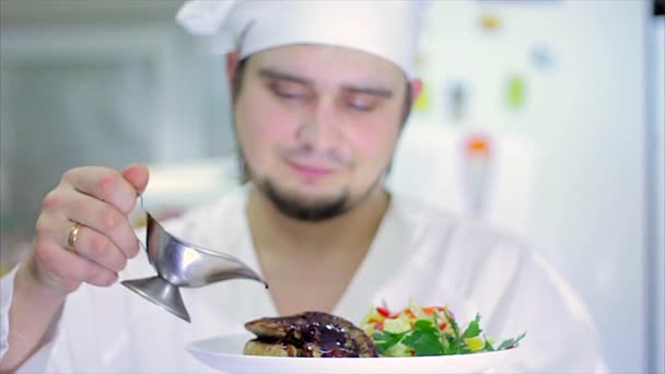 Uma deliciosa refeição gourmet está sendo dada os toques finais pelo chef em um restaurante ou cozinha do hotel, pronto para o serviço ao cliente. Movimento lento — Vídeo de Stock