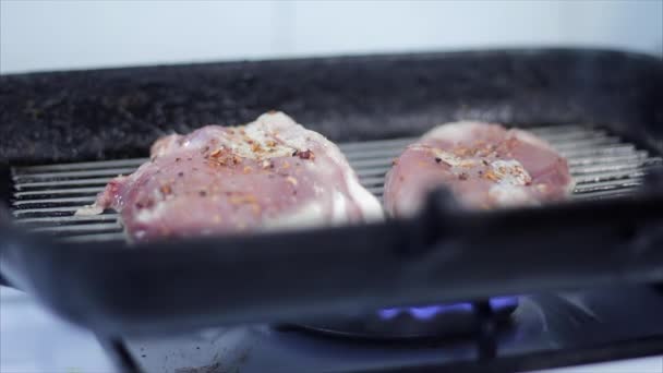 Vlees gebakken op een grillplaat — Stockvideo