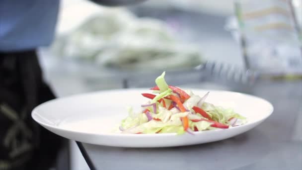 Belangrijkste man handen maken salade — Stockvideo