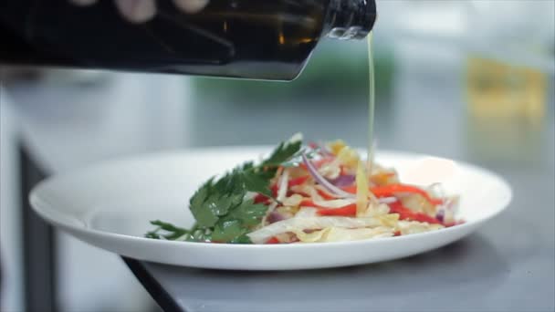 Chief man hands make salad with olive oil — Stock Video