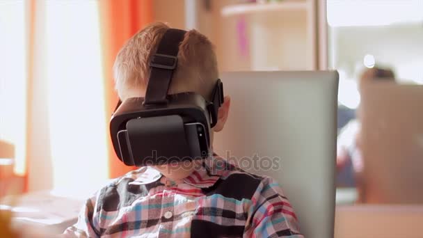 Niño pequeño uso de casco de casco de realidad virtual, él muy impresionado — Vídeos de Stock