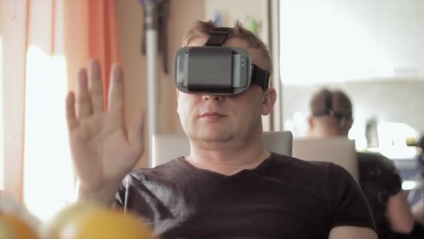 Человек в маске виртуальной реальности смотрит вокруг дома. VR. — стоковое видео