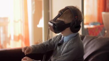 Küçük çocuk kullanım sanal gerçeklik kulaklık kask, o çok etkilendim