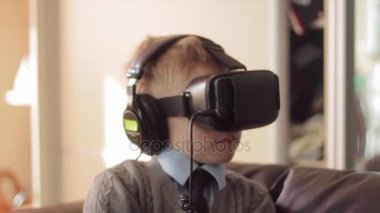 Küçük çocuk kullanım sanal gerçeklik kulaklık kask, o çok etkilendim