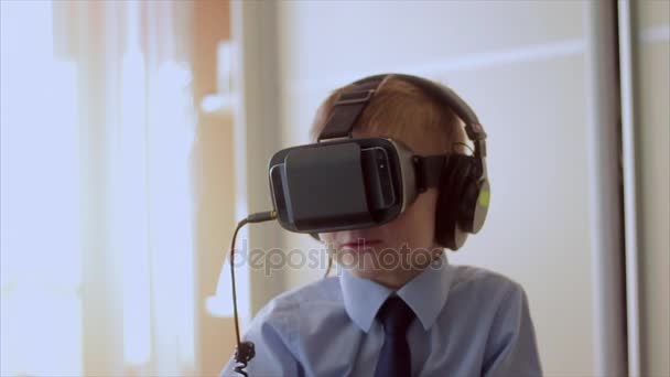 Μικρό αγόρι χρήση εικονικής πραγματικότητας ακουστικό κράνους, αυτός πολύ εντυπωσιασμένος — Αρχείο Βίντεο
