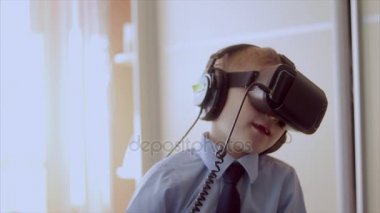 Küçük çocuk kullanım sanal gerçeklik kulaklık kask, o çok etkilendim