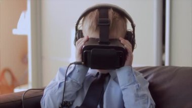 Küçük çocuk kullanım sanal gerçeklik kulaklık kask, o çok etkilendim