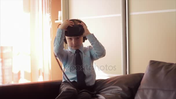 Маленький хлопчик використовує шолом віртуальної реальності, він дуже вражений — стокове відео
