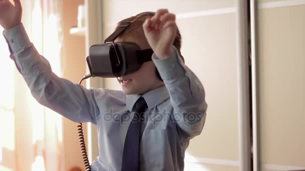 Маленький мальчик использовать шлем гарнитуры виртуальной реальности, он очень впечатлен — стоковое видео