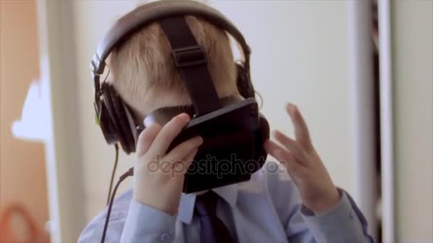 Little boy use virtual reality headset helmet, he very impressed — Stock Video