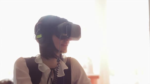 Mujer morena joven jugando a juegos con casco VR para teléfonos inteligentes. Dispositivo de realidad aumentada permite profundizar en el espacio virtual — Vídeos de Stock