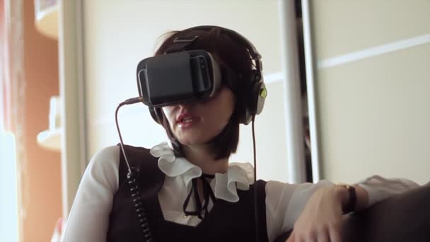 若いブルネットの女性ゲーム スマート フォン用 Vr ヘルメットを使用します。拡張現実感のデバイスは、仮想空間に深くすることができます。 — ストック動画