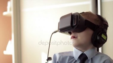 Küçük çocuk kullanım sanal gerçeklik kulaklık kask, o çok etkilendim