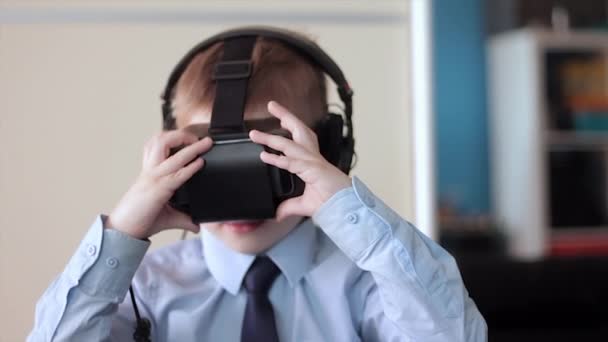 Jongetje gebruik virtual reality headset helm, hij erg onder de indruk — Stockvideo