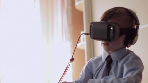 Kisfiú használata virtuális valóság fejhallgató sisak, ő nagyon mély benyomást