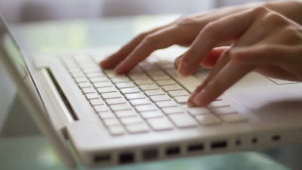 Close-up de uma mulher digitando em um teclado de laptop — Vídeo de Stock