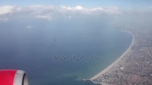Vue à travers la fenêtre de l'avion sur la mer et le rivage paysage et moteur — Video